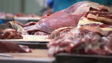 猪肉切块、肉铺、猪肉粉条、传送带上的肉块、鲜肉